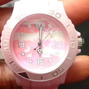 WOMANS PINK CAMOUFLAGE WATCH NRMINT CONDITION